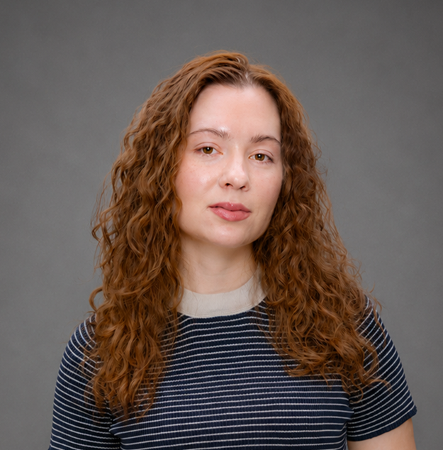 Анна Алипова. У меня овальное лицо, светло-карие глаза и длинные вьющиеся волосы тёплого русого оттенка с вкраплениями медного цвета. Я смотрю в камеру спокойно с лёгкой полуулыбкой.
